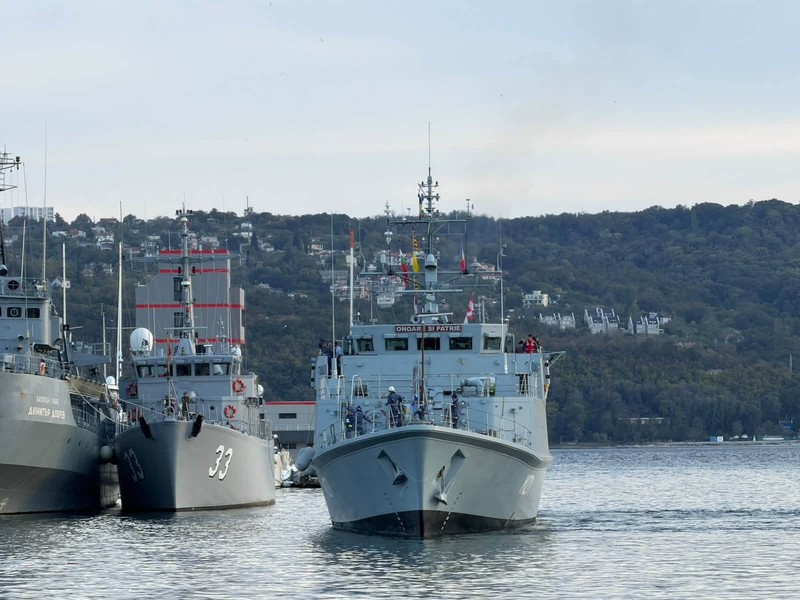Vânătorul de mine M 271 „Căpitan Constantin Dumitrescu” va desfășura, alături de navele Forțelor Navale ale Bulgariei și Turciei, activități specifice de supraveghere, recunoaștere și identificare a pericolelor de navigație din Marea Neagră, contribuind la menținerea siguranței traficului maritim. Sursa foto: Facebook / Forțele Navale Române