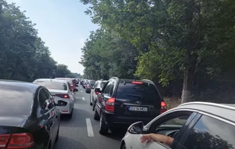Trafic intens spre sudul litoralului, blocaj între Agigea și Eforie. Polițiștii propun rute alternative pentru șoferi  |  VIDEO