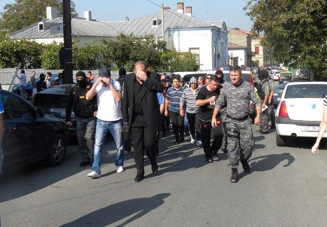 Membrii rețelei de trafic de persoane de la Caracal au fost reținuți de procurorii DIICOT Olt pe 11 septembrie 2014. Gerald Mirel Toilă era liderul grupării