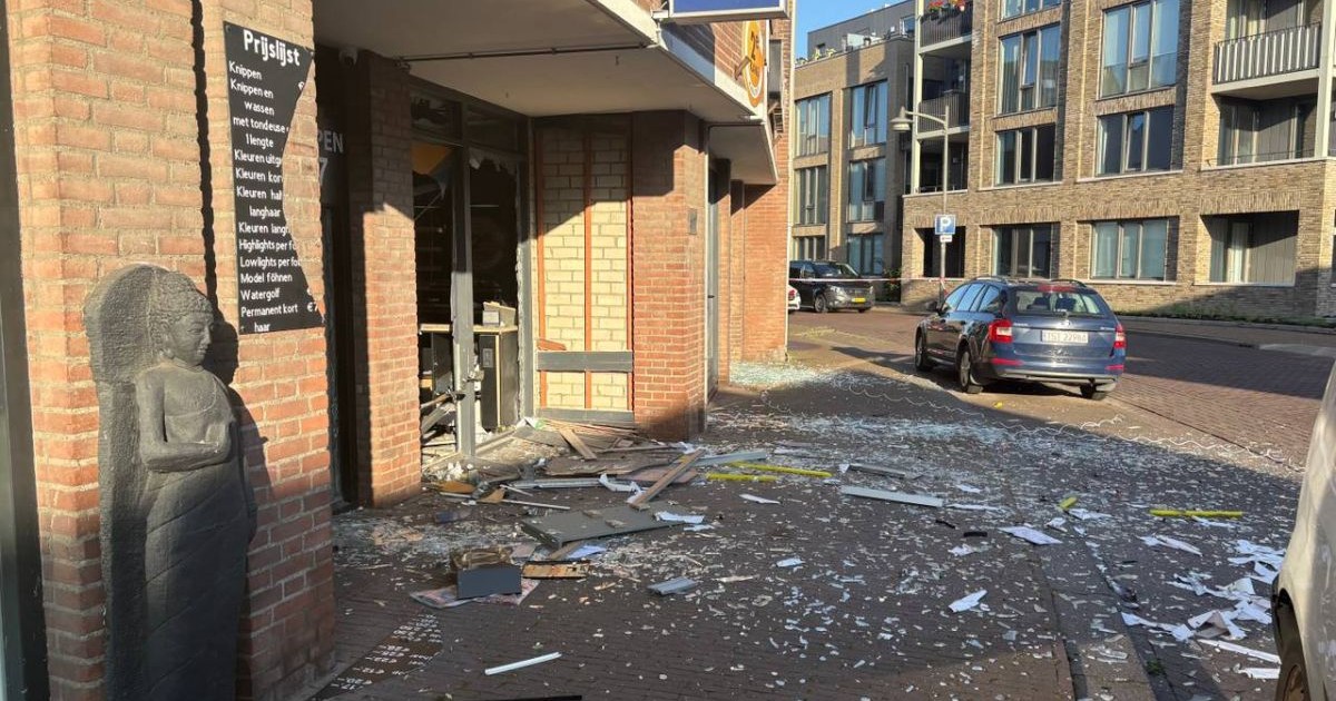 Un peret distrus și cioburi de geam pe jos, după ce hoții au distrus un bancomat, în Olanda, 10 iunie 2026
