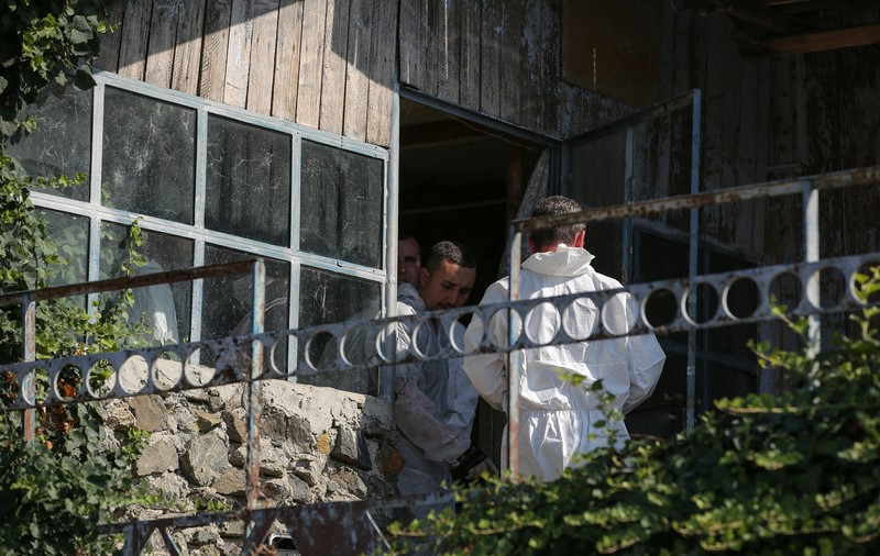 UPDATE | Cercetările la "casa ororilor", reluate pe baza unor noi indicii oferite de Gheorghe Dincă. Vor fi verificate și gropile betonate din curtea sa