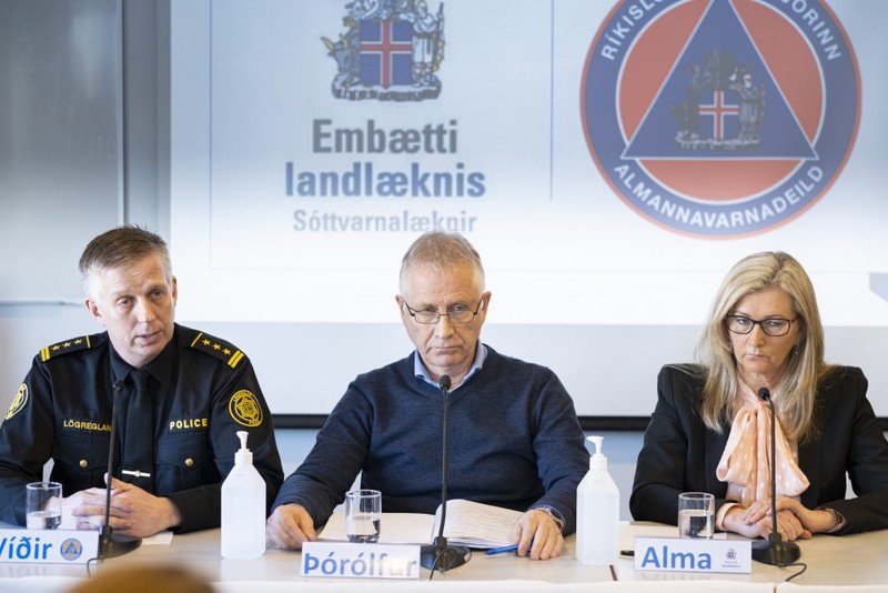Echipa de experţi din Islanda: Viðir Reynisson, Þórólfur Guðnason şi Alma MölerFoto: icelandreview.com