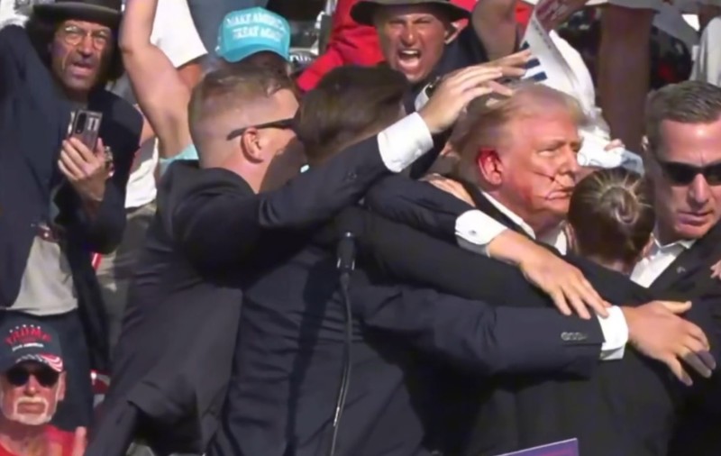 „Lăsați-mă să-mi iau pantofii!”. Ce reacție a avut Donald Trump în secundele după ce a fost lovit de glonț în ureche