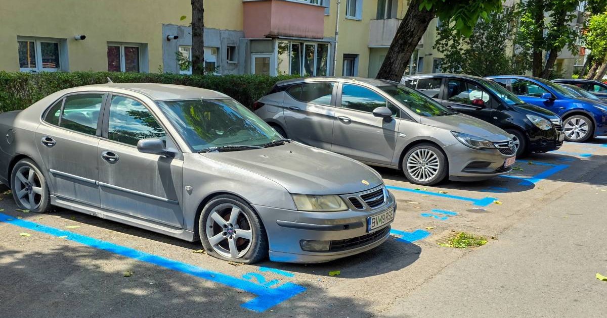 Mai multe masini parcate pe o straduta in Brasov