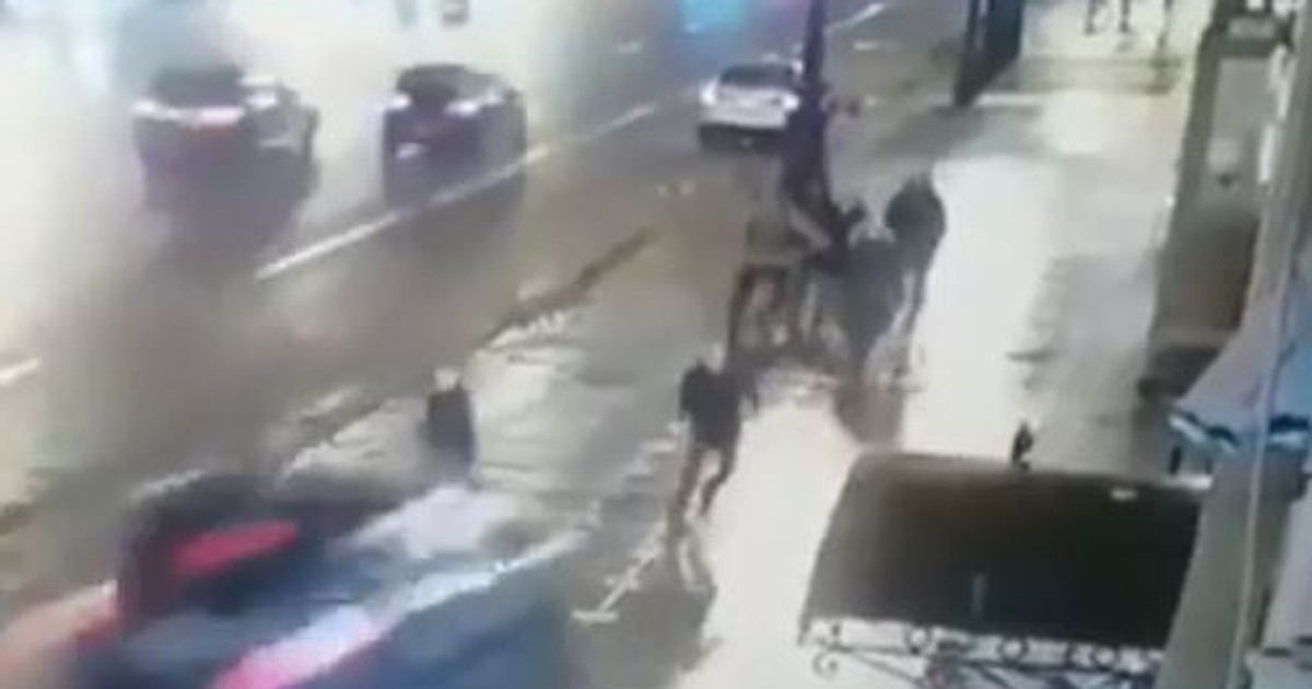 Momentul terifiant în care o mașină a intrat într-un grup de pietoni în Sankt Petersburg. Doi oameni au murit