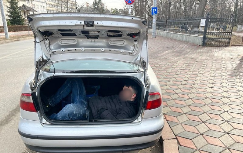 Un bărbat din Botoșani a chemat poliția, când a găsit portbagajul mașinii deschis și a auzit un sforăit