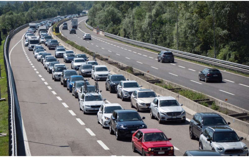 De azi, șoferii primesc înapoi taxa de drum dacă rămân blocați în ambuteiaje pe autostrăzile din Italia. Cât primești pentru 3 ore pierdute în trafic