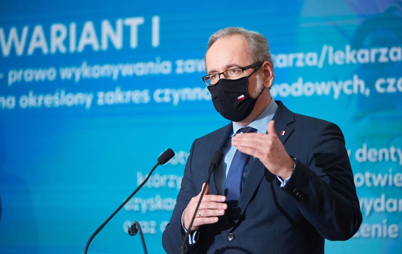 Fostul ministru polonez al Sănătății, bătut în stradă din cauza măsurilor luate în timpul pandemiei de Covid. „Am fost lovit cu pumnul în față”