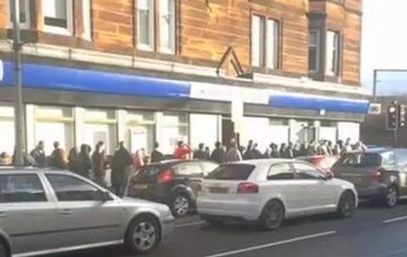 NU E BANC! Mai mulţi scoţieni au stat la coadă pentru a scoate bani de la un bancomat care dădea DUBLU | VIDEO