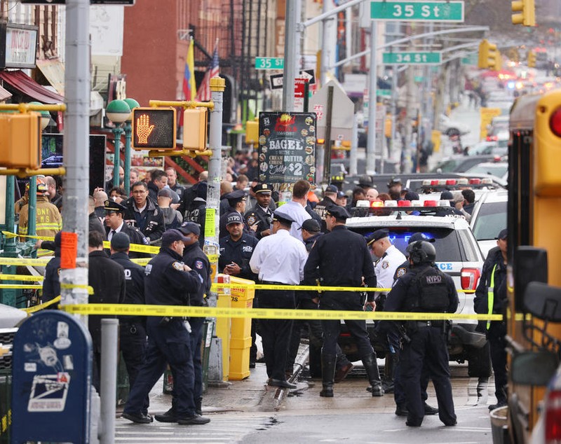 VIDEO. Atac armat la metroul din New York. 16 persoane au fost rănite, atacatorul a fugit