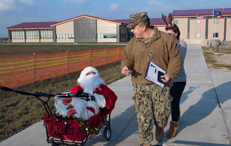 FOTO | Moş Crăciun a fost şi în baza militară de la Deveselu, locul unde se află scutul antirachetă