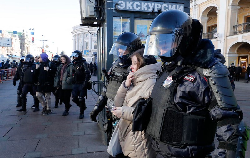 Cele patru femei din St. Petersburg care riscă pușcăria în baza noii legi a lui Putin privind „discreditarea armatei ruse”