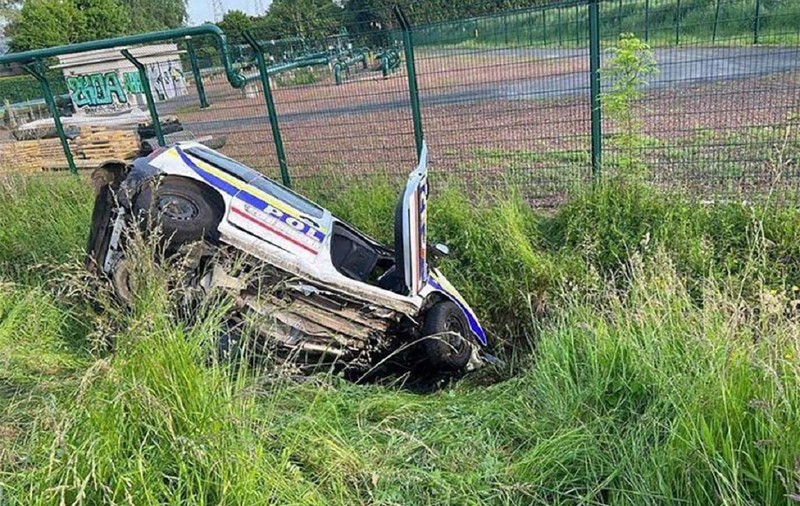 O adolescentă de 16 ani, găsită în viață în mașina în care au decedat trei polițiști, într-un accident cu 4 morți, în Franța