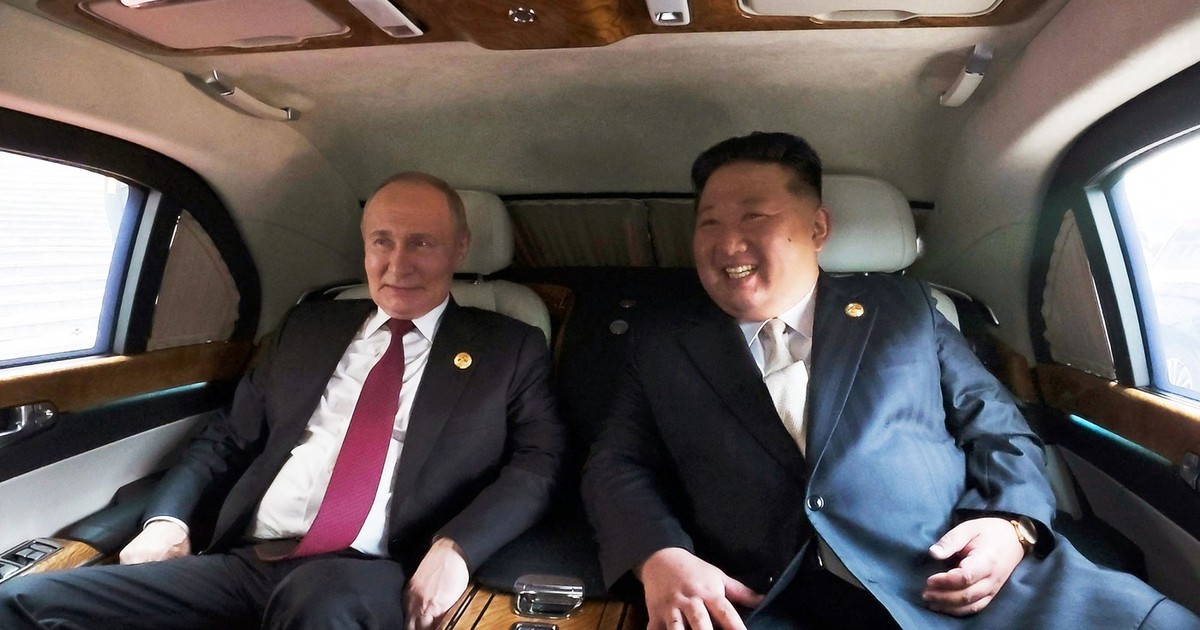 Beijing, 3 septembrie 2025 - Vladimir Putin (stânga) și Kim Jong-un sunt transportați în aceeași mașină, după parada militar organizată de Xi Jinping Foto: Profimedia