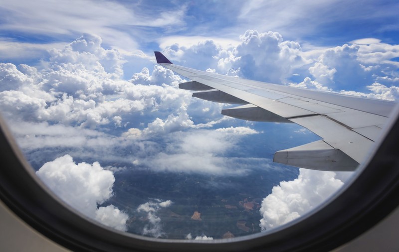 O companie aeriană low-cost te plătește cu 3.300 euro pe lună ca să călătorești și să te muți în altă țară
