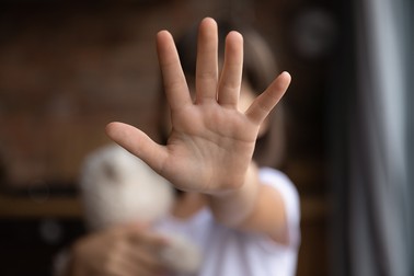 Mulţi dintre copiii abuzaţi sexual cresc în sărăcie şi-n familii disfuncţionale. Foto ilustrativ: Shutterstock
