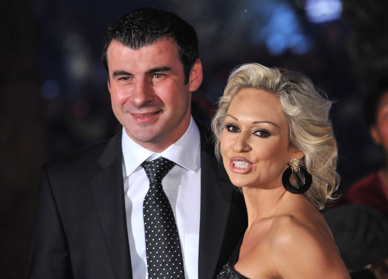 epa01919945 British boxing champion Joe Calzaghe (L) and guest (R) arrive at the World premiere of US director Robert Zemeckis' new movie 'A Christmas Carol' held on Central London's Leicester Square, Britain, 03 November 2009. Stars walk the red carpet at the adaptation of Charles Dickens's classic festive fantasy. The film uses motion capture to track the actors' movements which are then animated. Released November 6. Premiere takes place at three Leicester Square cinemas simultaneously. In aid of Great Ormond Street Hospital. EPA/DANIEL DEME