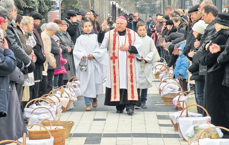 «Hristos a înviat!». Credincioşii catolici au primit vestea Învierii