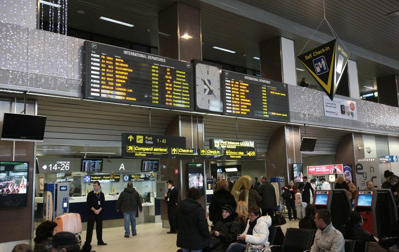 Turişti blocaţi pe aeroportul din Iaşi de mai bine de 24 de ore, după ce zborul către Sharm El Sheikh a fost amânat