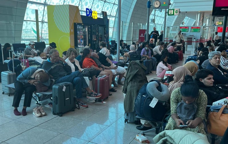 „Am stat opt ore la o coadă, se băteau între ei, vai și amar”. Mărturia unui român blocat pe aeroportul din Dubai din cauza inundațiilor