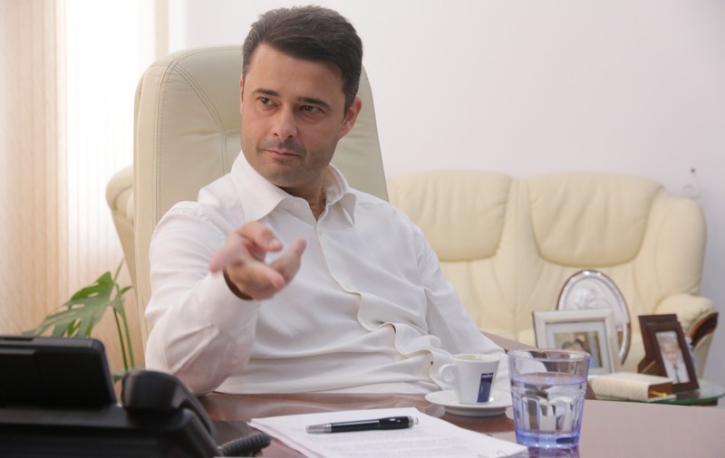 Primarul Daniel Florea a dat profesorilor din Sectorul 5 pixuri de 130 de euro bucata: ”Erau caloriferele bocnă, iar noi primeam pixuri de lux”