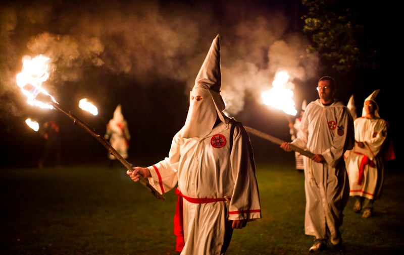 Trei oameni înjunghiați la o reuniune a Ku Klux Klan