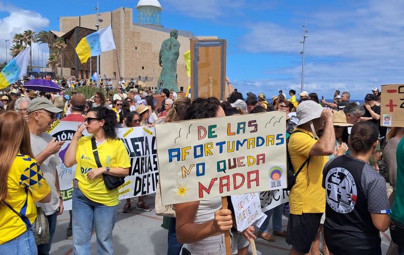 Proteste uriașe în Insulele Canare față de turiști, înainte de începutul verii: „Există apă pentru piscine și terenuri de golf, dar nu și pentru populație” I VIDEO