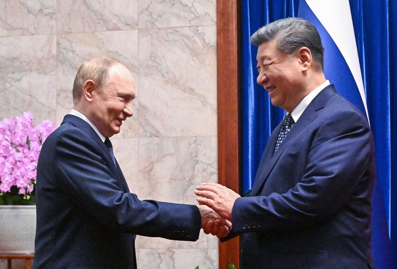 Vladimir Putin și Xi Jinping își strâng mâna. Imagine cu caracter ilustrativ Foto: Hepta