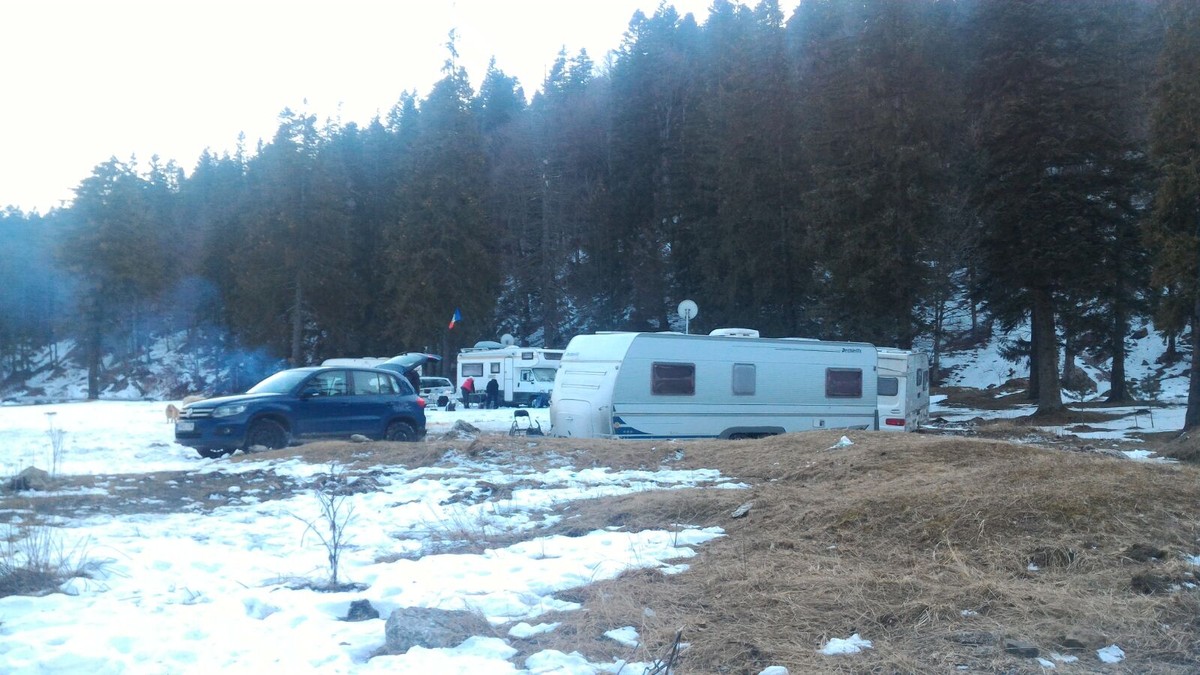 Camping pe Valea Cerbului, în plină iarnă. Împătimiții muntelui nu se lasă descurajați nici de frig, nici de gunoaie