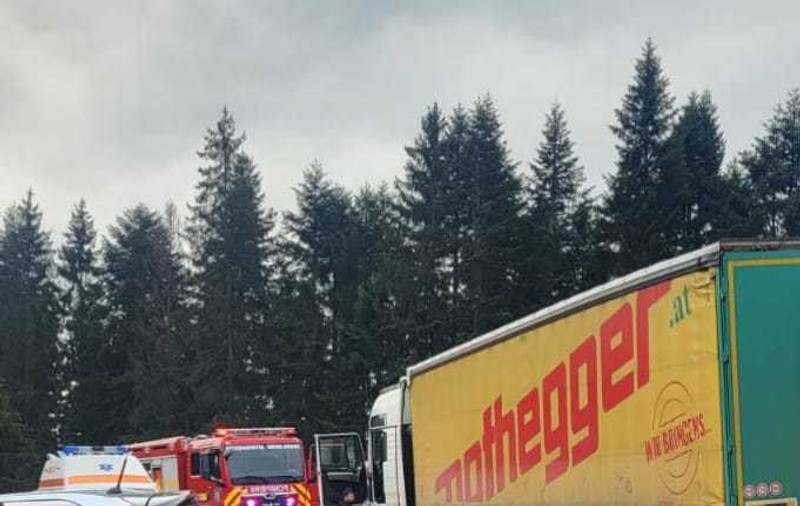 Accident cu trei victime pe un drum din Suceava, după ce o mașină și un TIR s-au ciocnit