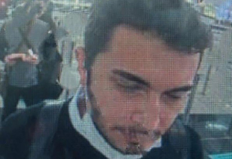 Faruk Fatih Ozer, în timp ce trece prin controalele de securitate la aeroportul din Istanbul pentru a se deplasa într-un loc care nu a fost dezvăluit. Foto: Profimedia
