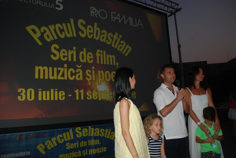 Daniel Florea și Lavinia Șandru la unul dintre evenimentele din cadrul programului Seri de film, muzică și poezie” din august 2016. Sursă foto: Pagina de FB a Asociației Pro Familia