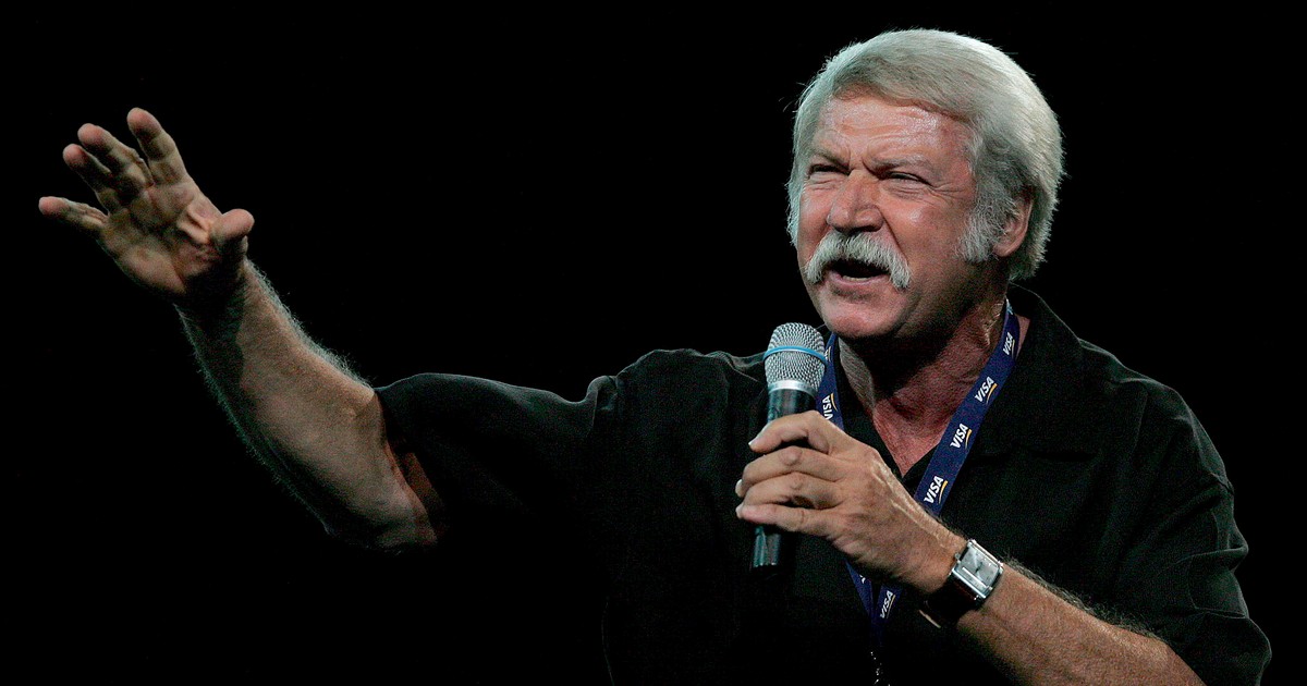 Bela Karolyi, gesticulând în timpul unui discurs. (FOTO: EPA)