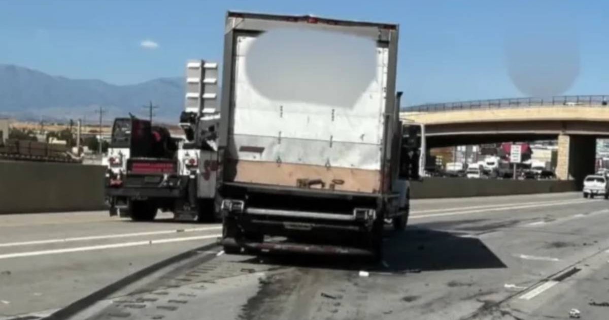 În imagine se vede camionul frigorific care a fost implicat într-un accident pe una din autostrăzile din SUA, camionul a fost lovit atât în partea din față, cât și spate.
