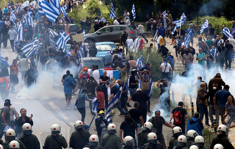 Proteste în Skopje și Atena după semnarea acordului privind Macedonia. Nici grecii nici macedonenii nu sunt mulțumiți