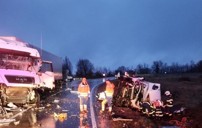 Accident grav în Timiș, pe drumul care preia tot traficul de pe autostradă. O persoană a murit, iar alte două au fost rănite