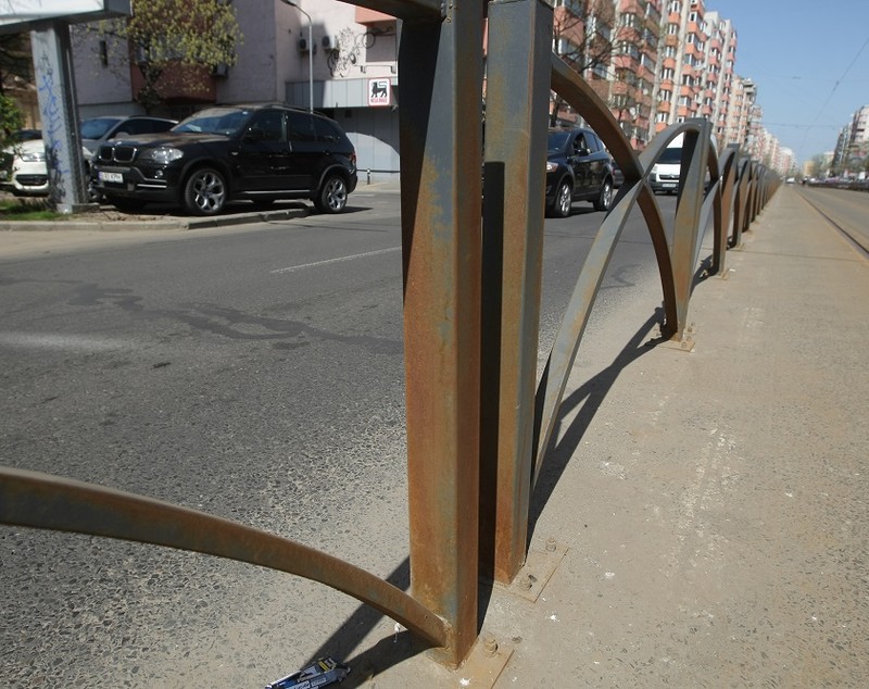 Gardurile de 412.000 de lei puse de-a lungul liniei de tramvai 21 au ruginit în doar cinci luni