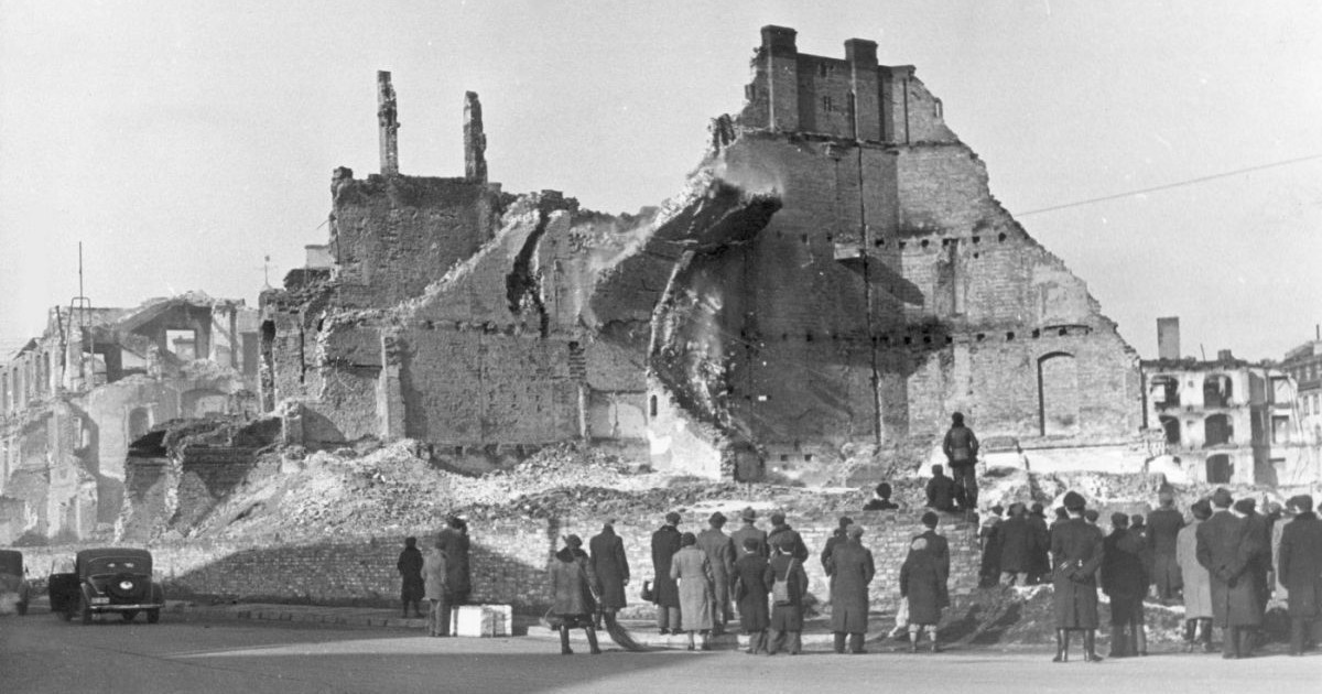 La finalul războiului, Varșovia fusese transformată într-un imens munte de moloz