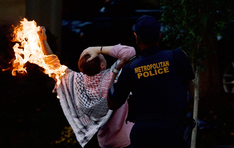 Un protestatar și-a dat foc în fața Casei Albe, în timpul unei manifestații pro-palestiniene | VIDEO