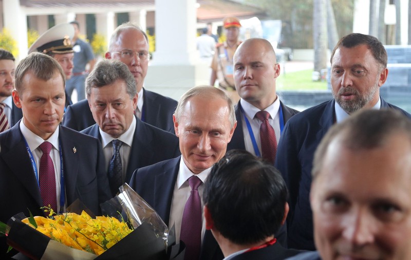 Prietenii lui Putin, spionii ruși, patriarhul Kirill și copiii politicienilor de rang înalt călătoresc oriunde vor în lume, cu pașapoarte diplomatice