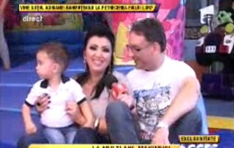 Adriana Bahmuţeanu e la petrecerea fiului: "Îl aştept pe tăticul lui, deşi nu a dat nici un semn şi nu a trimis nici cadou"