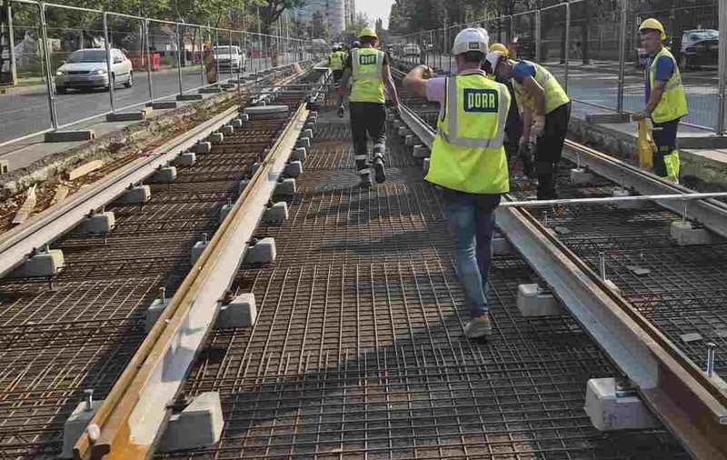 Lucrările la liniile de tramvai din estul Bucureștiului înaintează neuniform, constructorii montează șinele „pe pauze”. Sursă foto: Club Feroviar.