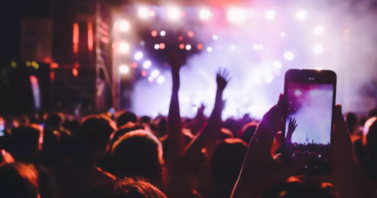 Oameni care se află la un concert