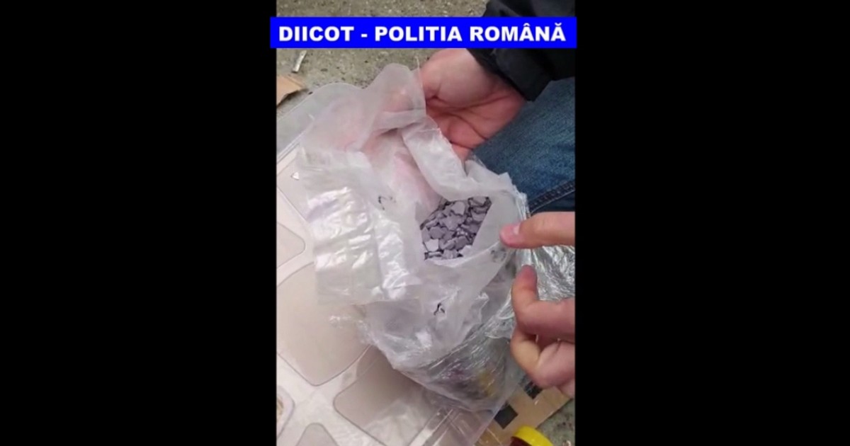 Doi traficanți de droguri din București au fost prinși când ridicau un colet cu stupefiante de la o firmă de curierat! Pachetul valora 100.000 de euro!