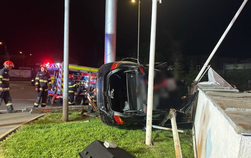Un șofer cu permisul suspendat din cauza alcoolului a murit în Cluj, după ce a intrat cu mașina în zidul unei benzinării