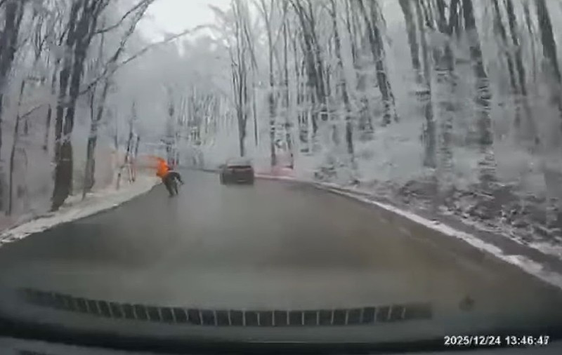 Accident mortal în Ajunul Crăciunului, la Iași: un bărbat fără permis a intrat cu motocicleta într-un stâlp de beton. Tragedia, surprinsă de o cameră de bord | VIDEO