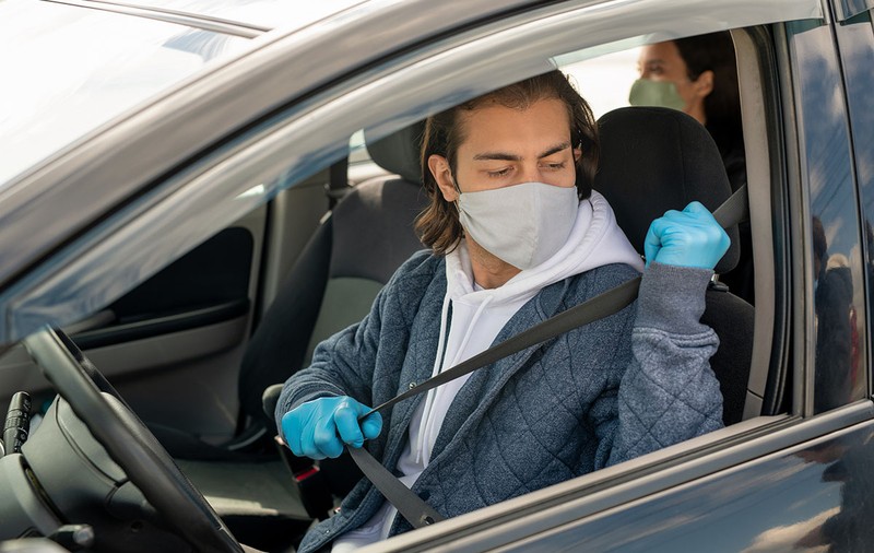 Măștile sanitare sunt întâmpinate cu scepticismul cu care a fost privită în anii 50-60 centura de siguranță auto
