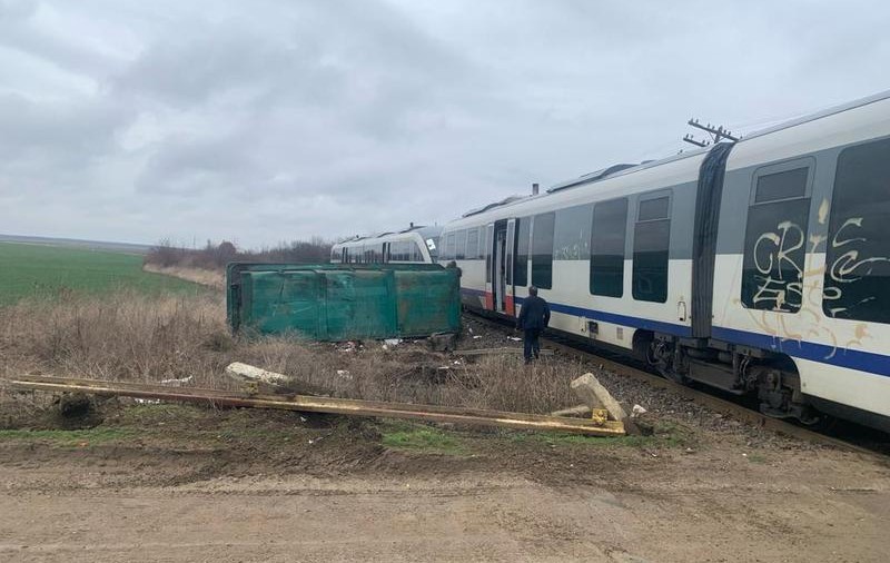 Tren cu pasageri, lovit de un camion la o trecere de cale ferată în Olt. Mecanicul de locomotivă a fost rănit. VIDEO