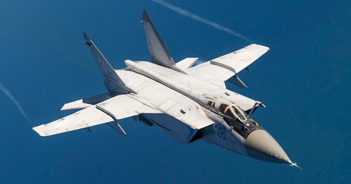 Avionul militar rusesc MiG-31, cu rol de anti-satelit. Avuin militar rusesc MiG-31, în zbor