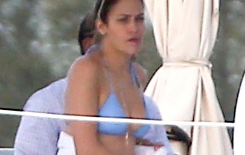 NEMACHIATĂ şi total RELAXATĂ! Iat-o pe Jennifer Lopez într-o vacanţă pe iaht alături de copii şi prieteni! FOTO